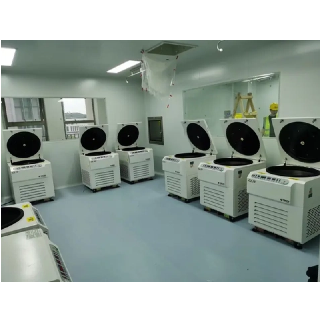 Каковы проблемы безопасности при управлении лабораторной центрифугой?